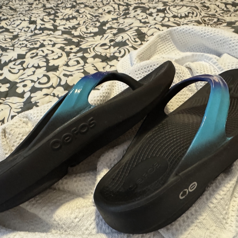 Oofos OOlala Black/Blue Flip Flop Sandal, Size 8 / EU 39